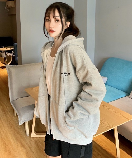 Chaco closet(チャコ クローゼット)の「ワンポイントロゴBIGパーカー(パーカー・レディース・グレー/ライトグレー・FREE)」の2枚目の写真