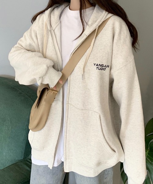 Chaco closet(チャコ クローゼット)の「ワンポイントロゴBIGパーカー(パーカー・レディース・グレー/ライトグレー・FREE)」の5枚目の写真