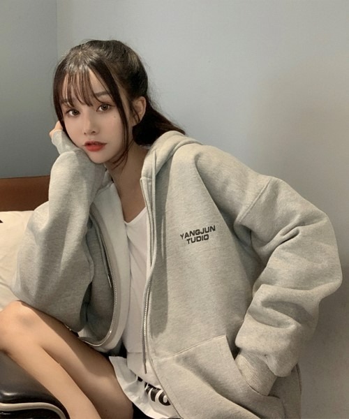 Chaco closet(チャコ クローゼット)の「ワンポイントロゴBIGパーカー(パーカー・レディース・グレー/ライトグレー・FREE)」の9枚目の写真