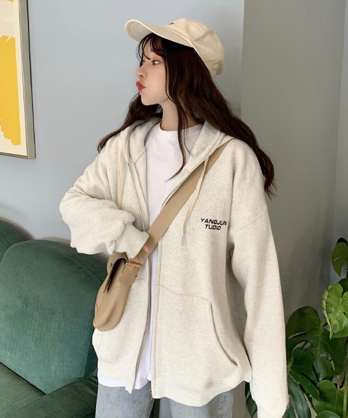 Chaco closet(チャコ クローゼット)の「ワンポイントロゴBIGパーカー(パーカー・レディース・グレー/ライトグレー・FREE)」の4枚目の写真