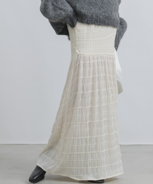 NEUNA（ヌナ）の「【大人の揺れ感。】ティアードフレアロングスカート（スカート・レディース・ホワイト/ブラック/オレンジ・SMALL/MEDIUM/LARGE）」の2枚目の写真