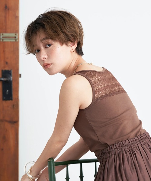 earth music&ecology（アースミュージックアンドエコロジー）の「カップ付きバックレースタンクトップ（タンクトップ・レディース・オリーブ/ダークブラウン/ブラック/オフホワイト・S/M）」の3枚目の写真