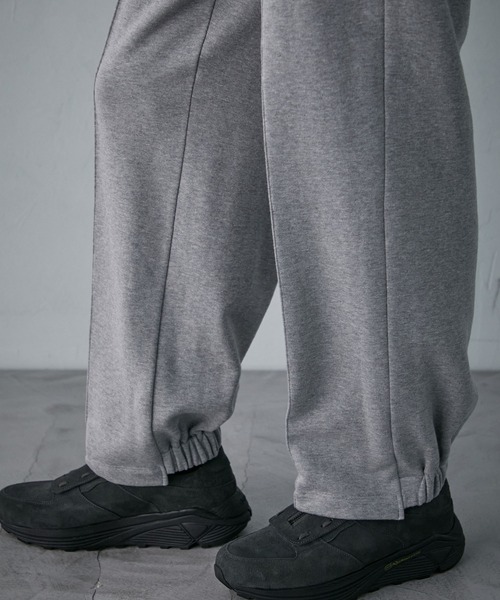 PUBLIC TOKYO（パブリックトウキョウ）の「ピンタックスウェットパンツ（スウェットパンツ・メンズ・ブラック/グレー・1/2）」の5枚目の写真