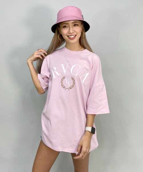 RVCA(ルーカ)の「RVCA/ルーカ ビッグシルエット/オーバーサイズ/カレッジ風ロゴTシャツ BC043-244(Tシャツ/カットソー・レディース・ピンク/ブラック/ホワイト・M/S/L)」の1枚目の写真