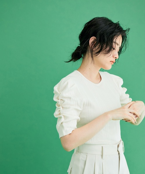 ADAM ET ROPE'（アダムエロペ）の「パフショルダーリブプルオーバー（Tシャツ/カットソー・レディース・ブラック/ピンク/ライトグリーン/キナリ・FREE）」の2枚目の写真