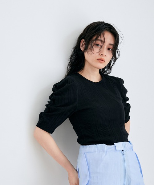 ADAM ET ROPE'（アダムエロペ）の「パフショルダーリブプルオーバー（Tシャツ/カットソー・レディース・ブラック/ピンク/ライトグリーン/キナリ・FREE）」の3枚目の写真