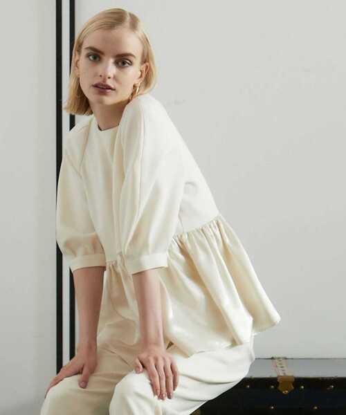 Tiara（ティアラ）の「パールボタンペプラムブラウス（シャツ/ブラウス・レディース・グレー/アイボリー/ブラック・FREE）」の4枚目の写真