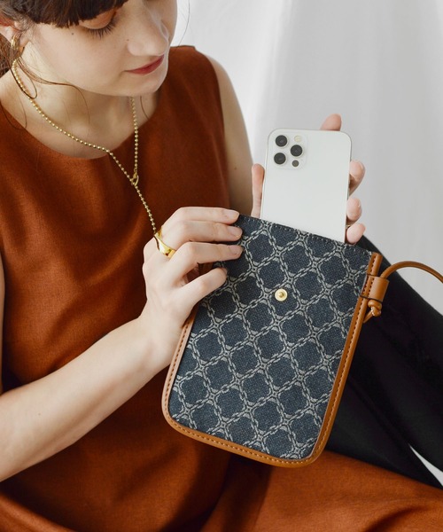U(ユー)の「アンサンブル ジャガードスマホポシェット/ショルダー付(ショルダーバッグ・レディース・ブラック/オリーブ/マスタード/ボルドー/ブルー系その他/キャメル/シルバー/ゴールド/オレンジ/ブルー系その他2/アイボリー/グリーン/イエロー/グレー系その他/グレー系その他2/レッド系/イエロー系/ネイビー系・FREE)」の8枚目の写真