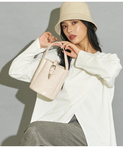 ANAP（アナップ）の「ベルトデザイン筒型バッグ（ショルダーバッグ・レディース・ブラック/オフホワイト/グリーン/モカ・FREE）」の11枚目の写真