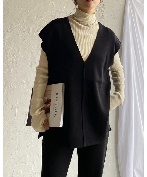 She's Closet(シーズクローゼット)の「ノーカラー深vネックニットベスト&ニットパンツスタイルセットアップ(セットアップ・レディース・ブラック/アイボリー/グレイッシュベージュ・FREE)」の6枚目の写真