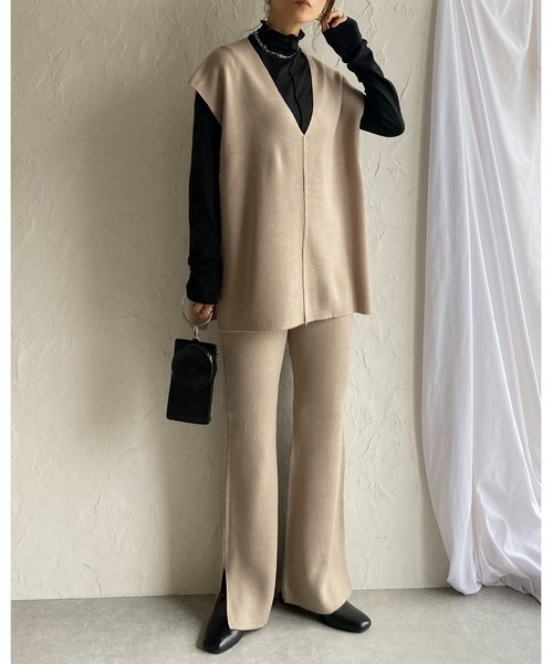 She's Closet(シーズクローゼット)の「ノーカラー深vネックニットベスト&ニットパンツスタイルセットアップ(セットアップ・レディース・ブラック/アイボリー/グレイッシュベージュ・FREE)」の10枚目の写真