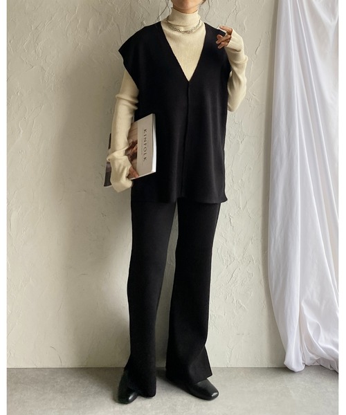 She's Closet(シーズクローゼット)の「ノーカラー深vネックニットベスト&ニットパンツスタイルセットアップ(セットアップ・レディース・ブラック/アイボリー/グレイッシュベージュ・FREE)」の14枚目の写真
