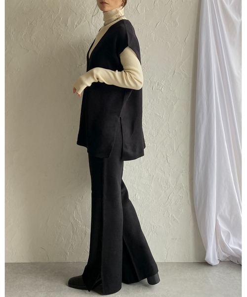 She's Closet(シーズクローゼット)の「ノーカラー深vネックニットベスト&ニットパンツスタイルセットアップ(セットアップ・レディース・ブラック/アイボリー/グレイッシュベージュ・FREE)」の16枚目の写真