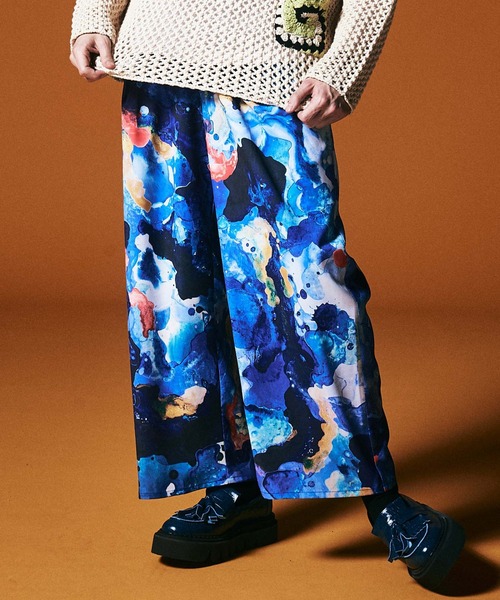 glamb(グラム)の「Watercolor Marble Pants / ウォーターカラーマーブルパンツ(その他パンツ・メンズ・ブラック/ブルー・L/M/S)」の2枚目の写真