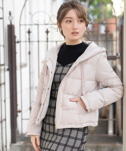 MISCH MASCH(ミッシュマッシュ)の「フーデットコンパクトダウン(ダウンジャケット/コート・レディース・ブラック/ベージュ/モカ/ラベンダー・MEDIUM)」の3枚目の写真