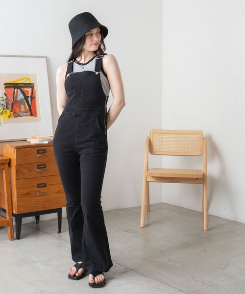 WEGO（ウィゴー）の「WEGO/ハイウエストストレッチフレアデニムサロペット（サロペット/オーバーオール・レディース・ブラック/インディゴブルー・SMALL/MEDIUM）」の4枚目の写真