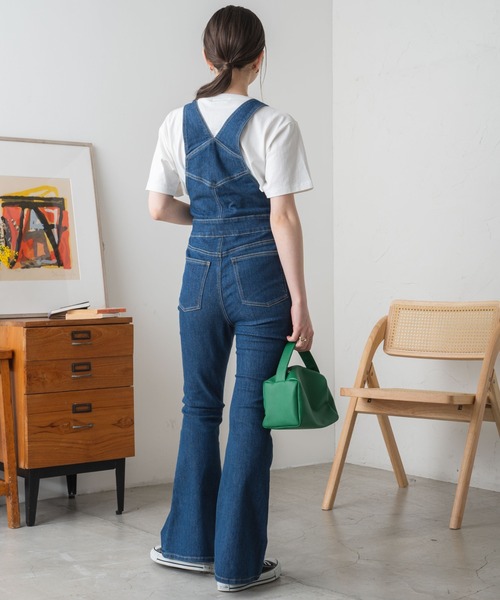 WEGO（ウィゴー）の「WEGO/ハイウエストストレッチフレアデニムサロペット（サロペット/オーバーオール・レディース・ブラック/インディゴブルー・SMALL/MEDIUM）」の6枚目の写真