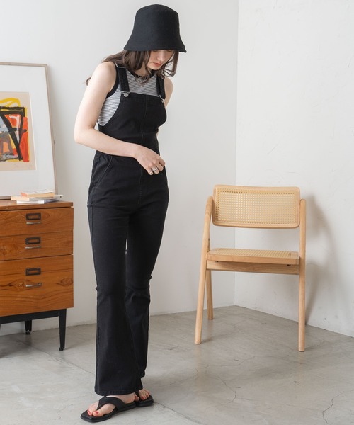 WEGO（ウィゴー）の「WEGO/ハイウエストストレッチフレアデニムサロペット（サロペット/オーバーオール・レディース・ブラック/インディゴブルー・SMALL/MEDIUM）」の3枚目の写真