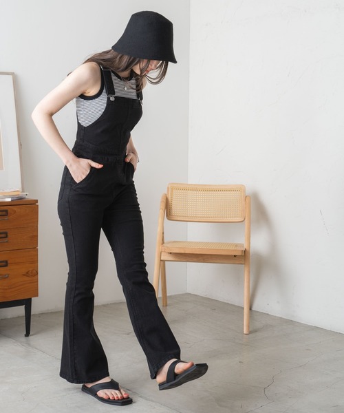 WEGO（ウィゴー）の「WEGO/ハイウエストストレッチフレアデニムサロペット（サロペット/オーバーオール・レディース・ブラック/インディゴブルー・SMALL/MEDIUM）」の8枚目の写真