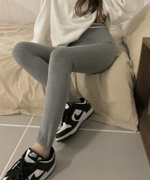 LAFFMO（ラフモ）の「裏起毛ラインレギンストレンカパンツ（レギンス/スパッツ・レディース・ブラック/ダークグレー/ライトグレー・FREE）」の2枚目の写真