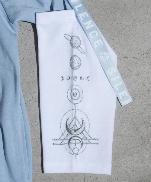 JOHN'S CLOSET（ジョンズクローゼット）の「【31】2WAY SLEEVE グラフィックプリント ハーフジップ（Tシャツ/カットソー・レディース・ホワイト/ブラック/ブラック系/ホワイト系/サックスブルー/ホワイト系1/ブラック系1・LARGE/MEDIUM）」の12枚目の写真