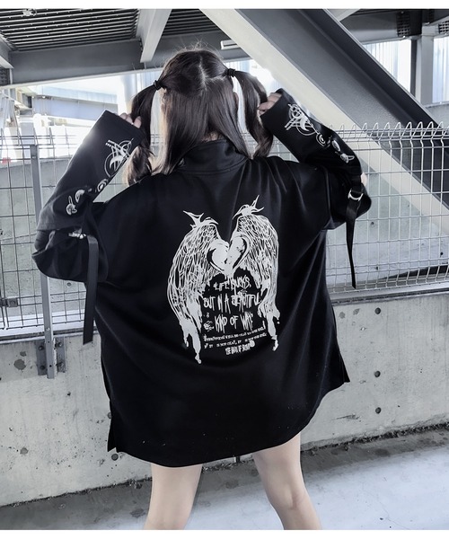 JOHN'S CLOSET（ジョンズクローゼット）の「【31】[新色追加] 2WAY SLEEVE グラフィックプリント ハーフジップ 半袖/ロンT/ギミック（Tシャツ/カットソー・レディース・ホワイト/ブラック/ブラック系/ホワイト系/サックスブルー/ホワイト系1/ブラック系1/ホワイト系2/ブラック系2・LARGE/MEDIUM）」の15枚目の写真