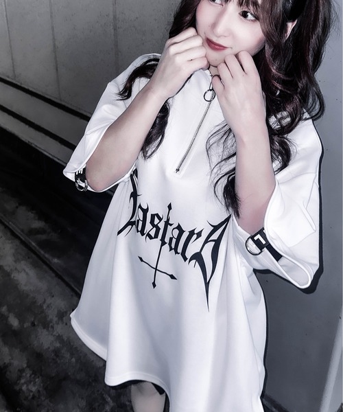 JOHN'S CLOSET（ジョンズクローゼット）の「【31】2WAY SLEEVE グラフィックプリント ハーフジップ（Tシャツ/カットソー・レディース・ホワイト/ブラック/ブラック系/ホワイト系/サックスブルー/ホワイト系1/ブラック系1・LARGE/MEDIUM）」の20枚目の写真