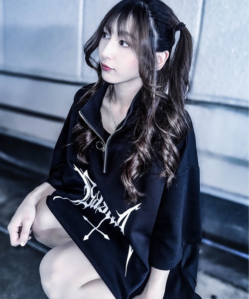 JOHN'S CLOSET（ジョンズクローゼット）の「【31】[新色追加] 2WAY SLEEVE グラフィックプリント ハーフジップ 半袖/ロンT/ギミック（Tシャツ/カットソー・レディース・ホワイト/ブラック/ブラック系/ホワイト系/サックスブルー/ホワイト系1/ブラック系1/ホワイト系2/ブラック系2・LARGE/MEDIUM）」の13枚目の写真