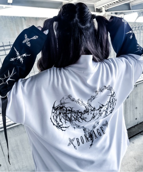 JOHN'S CLOSET（ジョンズクローゼット）の「【31】[新色追加] 2WAY SLEEVE グラフィックプリント ハーフジップ 半袖/ロンT/ギミック（Tシャツ/カットソー・レディース・ホワイト/ブラック/ブラック系/ホワイト系/サックスブルー/ホワイト系1/ブラック系1/ホワイト系2/ブラック系2・LARGE/MEDIUM）」の19枚目の写真