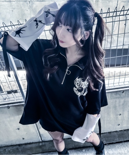 JOHN'S CLOSET（ジョンズクローゼット）の「【31】[新色追加] 2WAY SLEEVE グラフィックプリント ハーフジップ 半袖/ロンT/ギミック（Tシャツ/カットソー・レディース・ホワイト/ブラック/ブラック系/ホワイト系/サックスブルー/ホワイト系1/ブラック系1/ホワイト系2/ブラック系2・LARGE/MEDIUM）」の21枚目の写真