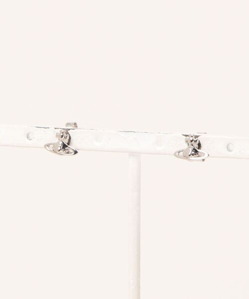 Vivienne Westwood（ヴィヴィアンウエストウッド）の「62010014/LORELEI STUD EARRINGS-IM（ピアス（両耳用）・レディース・シルバー/ブラック/ゴールド/ピンクゴールド・FREE）」の3枚目の写真