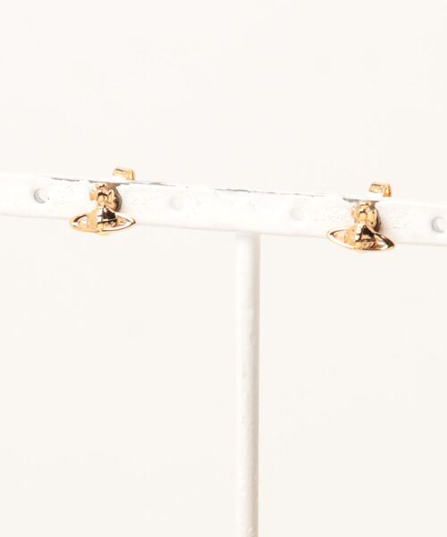 Vivienne Westwood（ヴィヴィアンウエストウッド）の「62010014/LORELEI STUD EARRINGS-IM（ピアス（両耳用）・レディース・シルバー/ブラック/ゴールド/ピンクゴールド・FREE）」の4枚目の写真