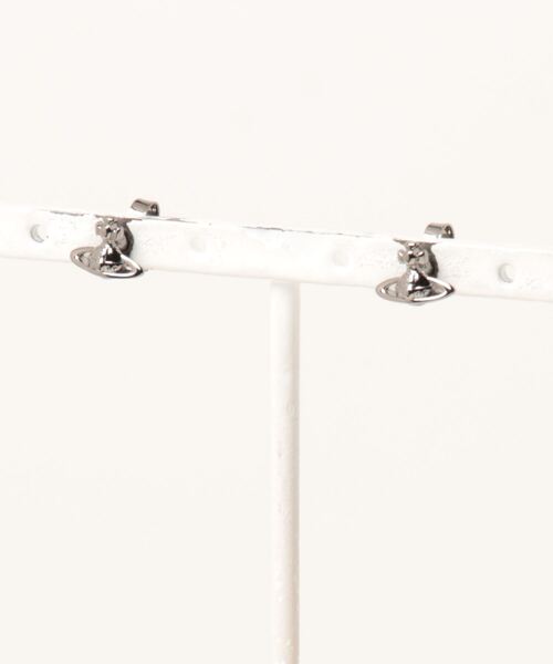 Vivienne Westwood（ヴィヴィアンウエストウッド）の「62010014/LORELEI STUD EARRINGS-IM（ピアス（両耳用）・レディース・シルバー/ブラック/ゴールド/ピンクゴールド・FREE）」の2枚目の写真