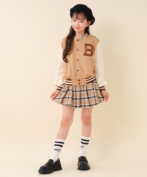 by LOVEiT(バイラビット)の「Bワッペン裏毛スタジャン(Tシャツ/カットソー・キッズ・ブラック/ベージュ/ピンク・140cm/130cm/160cm/150cm/120cm)」の4枚目の写真