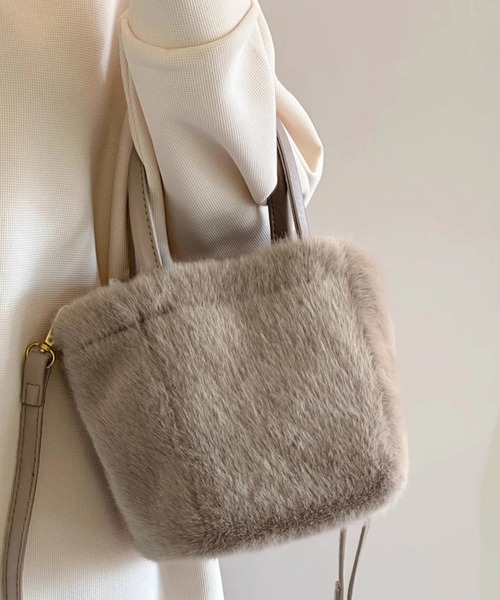 DAY CLOSET(デイ クローゼット)の「【形が変わる2WAY】きれいめふわふわフェイクファーハンドバッグ+ショルダーベルト 2点セット レディース(ハンドバッグ・レディース・グレイッシュベージュ/ブラック/ベージュ・ONE SIZE)」の3枚目の写真