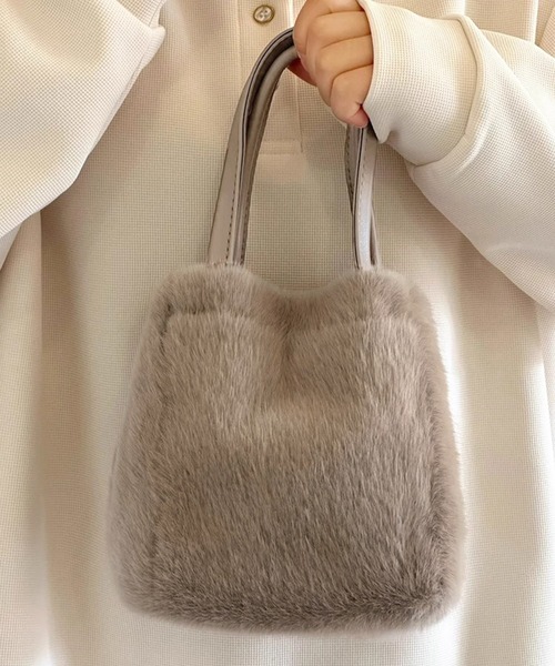 DAY CLOSET(デイ クローゼット)の「【形が変わる2WAY】きれいめふわふわフェイクファーハンドバッグ+ショルダーベルト 2点セット レディース(ハンドバッグ・レディース・グレイッシュベージュ/ブラック/ベージュ・ONE SIZE)」の8枚目の写真