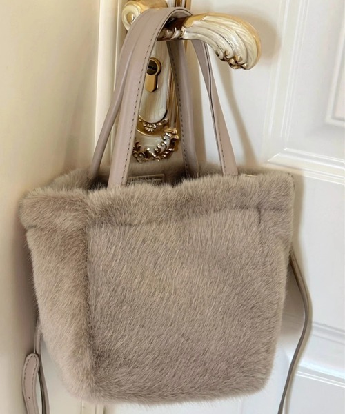 DAY CLOSET(デイ クローゼット)の「【形が変わる2WAY】きれいめふわふわフェイクファーハンドバッグ+ショルダーベルト 2点セット レディース(ハンドバッグ・レディース・グレイッシュベージュ/ブラック/ベージュ・ONE SIZE)」の10枚目の写真