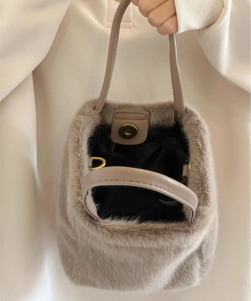 DAY CLOSET(デイ クローゼット)の「【形が変わる2WAY】きれいめふわふわフェイクファーハンドバッグ+ショルダーベルト 2点セット レディース(ハンドバッグ・レディース・グレイッシュベージュ/ブラック/ベージュ・ONE SIZE)」の11枚目の写真