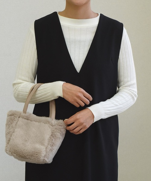 DAY CLOSET(デイ クローゼット)の「【形が変わる2WAY】きれいめふわふわフェイクファーハンドバッグ+ショルダーベルト 2点セット レディース(ハンドバッグ・レディース・グレイッシュベージュ/ブラック/ベージュ・ONE SIZE)」の13枚目の写真