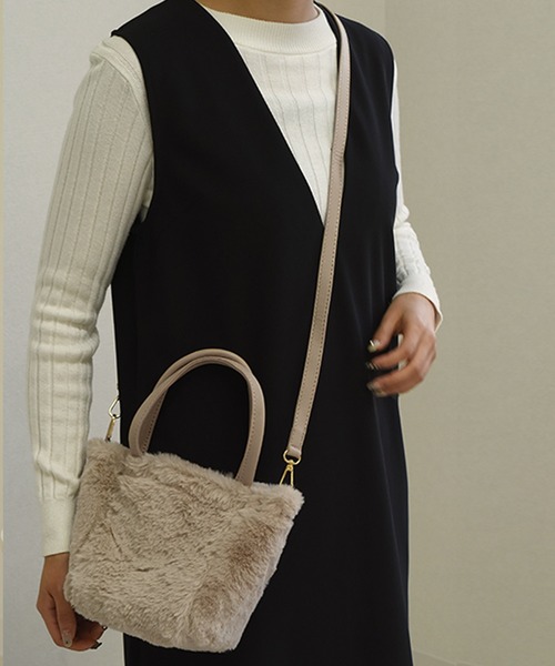 DAY CLOSET(デイ クローゼット)の「【形が変わる2WAY】きれいめふわふわフェイクファーハンドバッグ+ショルダーベルト 2点セット レディース(ハンドバッグ・レディース・グレイッシュベージュ/ブラック/ベージュ・ONE SIZE)」の14枚目の写真