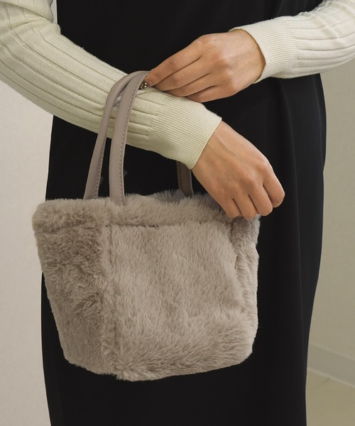 DAY CLOSET(デイ クローゼット)の「【形が変わる2WAY】きれいめふわふわフェイクファーハンドバッグ+ショルダーベルト 2点セット レディース(ハンドバッグ・レディース・グレイッシュベージュ/ブラック/ベージュ・ONE SIZE)」の15枚目の写真
