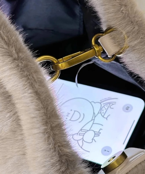 【美品】ダークグレーファーハンドバッグ セール】【形が変わる2WAY】きれいめふわふわフェイクファー