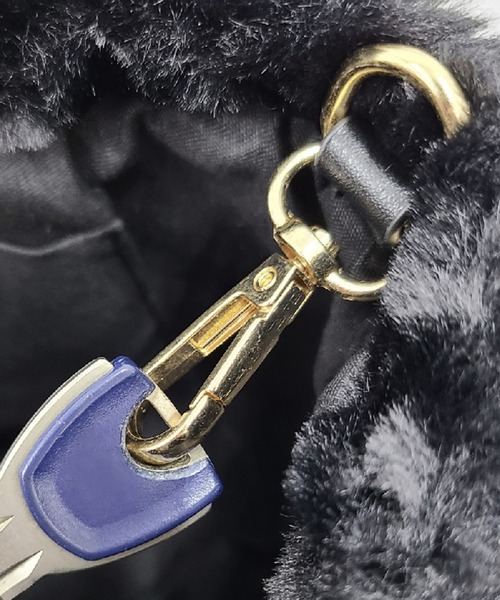 DAY CLOSET(デイ クローゼット)の「【形が変わる2WAY】きれいめふわふわフェイクファーハンドバッグ+ショルダーベルト 2点セット レディース(ハンドバッグ・レディース・グレイッシュベージュ/ブラック/ベージュ・ONE SIZE)」の22枚目の写真