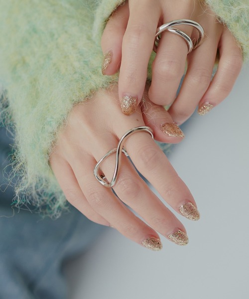 natural couture（ナチュラルクチュール）の「ダブルフィンガーリング（リング・レディース・シルバー・FREE）」の2枚目の写真