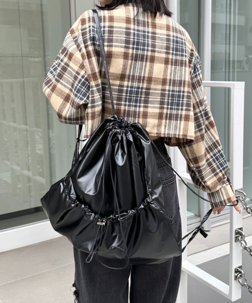 CLEA（クレア）の「メタリックドロストナップザック/リュック（バックパック/リュック・レディース・シルバー/ブラック・FREE）」の2枚目の写真