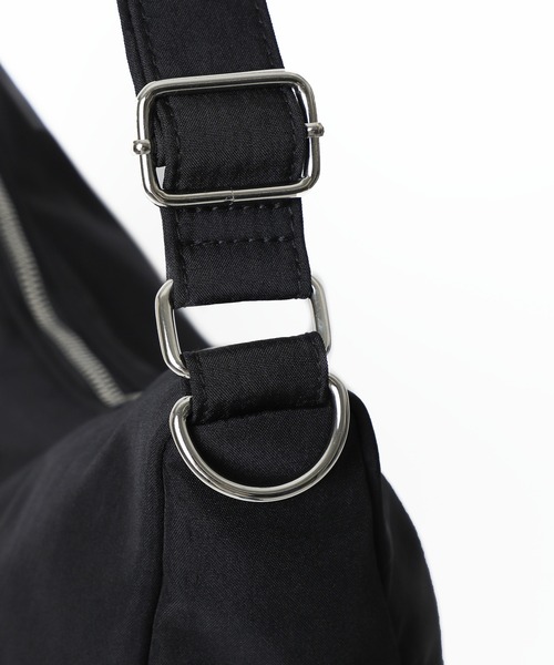 X-girl(エックスガール)の「RUBBER PATCH MESSENGER BAG(ショルダーバッグ・レディース・オリーブ/ピンク/ブラック・ONE SIZE)」の9枚目の写真