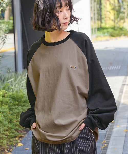 PENNEYS（ぺニーズ）の「PENNEYS/ペニーズ 別注 THE FOX ロゴ ワッペン刺繍ワンポイント ラグラン長袖Tシャツ（Tシャツ/カットソー・レディース・ダークブラウン/ネイビー/チャコール/ブラック/グリーン/ワイン/スミクロ/チェリーレッド/オリーブ/ブラック系・L/M）」の4枚目の写真