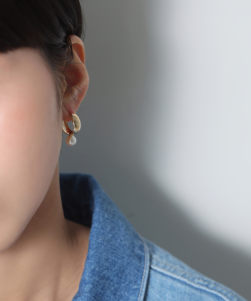 Lilas(リラ)の「アコヤパールワイドラインフープピアス K10(両耳)(ピアス(両耳用)・レディース・ゴールド・FREE)」の2枚目の写真