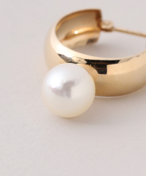 Lilas(リラ)の「アコヤパールワイドラインフープピアス K10(両耳)(ピアス(両耳用)・レディース・ゴールド・FREE)」の9枚目の写真