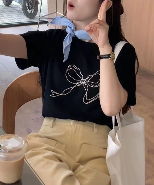 Sibra(シブラ)の「リボンプリントTシャツ(Tシャツ/カットソー・レディース・ブラック/ホワイト・M)」の2枚目の写真